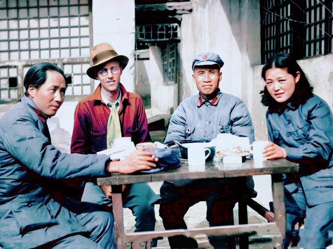 1937年，陕北。伟人与朱德接受外媒采访，红色枣木桌上还有美国人带来的咖啡豆。其