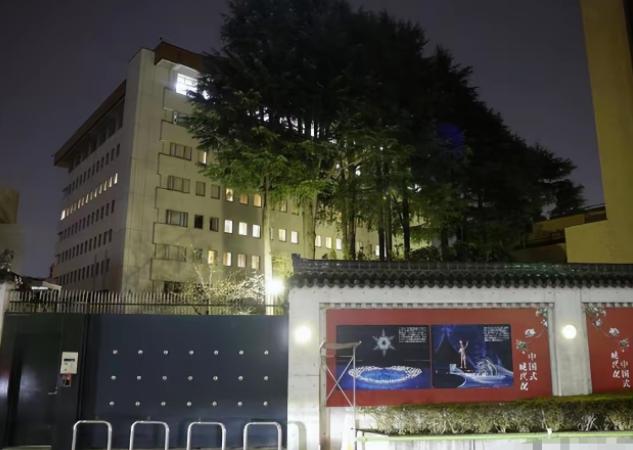 原来日本那个持刀强闯大使馆的军官曾经被我们审讯了大概三个小时

东京的深夜总是不