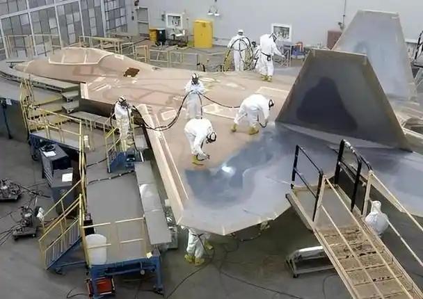 全世界都被中国惊到了，外媒爆料，中国正在疯狂扩产歼-20、歼-35两款五代隐身战