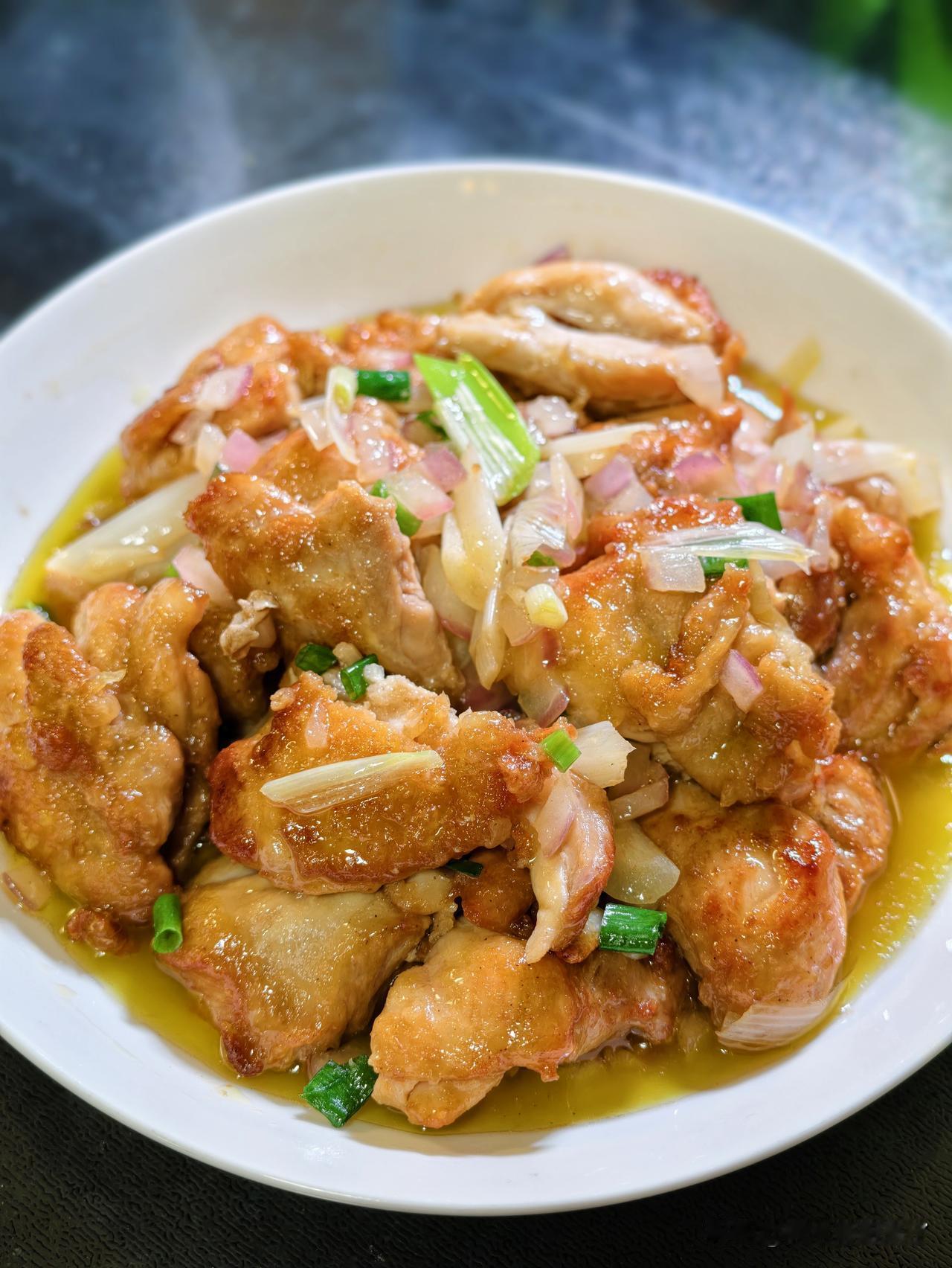 今天做了三道小孩菜：葱烧鸡腿肉、黄瓜炒火腿、洋葱炒鸡蛋！

鸡腿肉去骨成一整块，