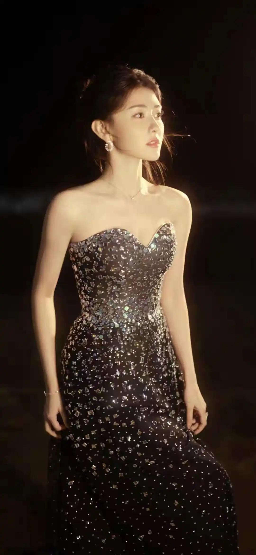 描写春天美好景色的四字词语有哪些这位女士穿着闪闪发光的晚礼服。真的是太漂亮了