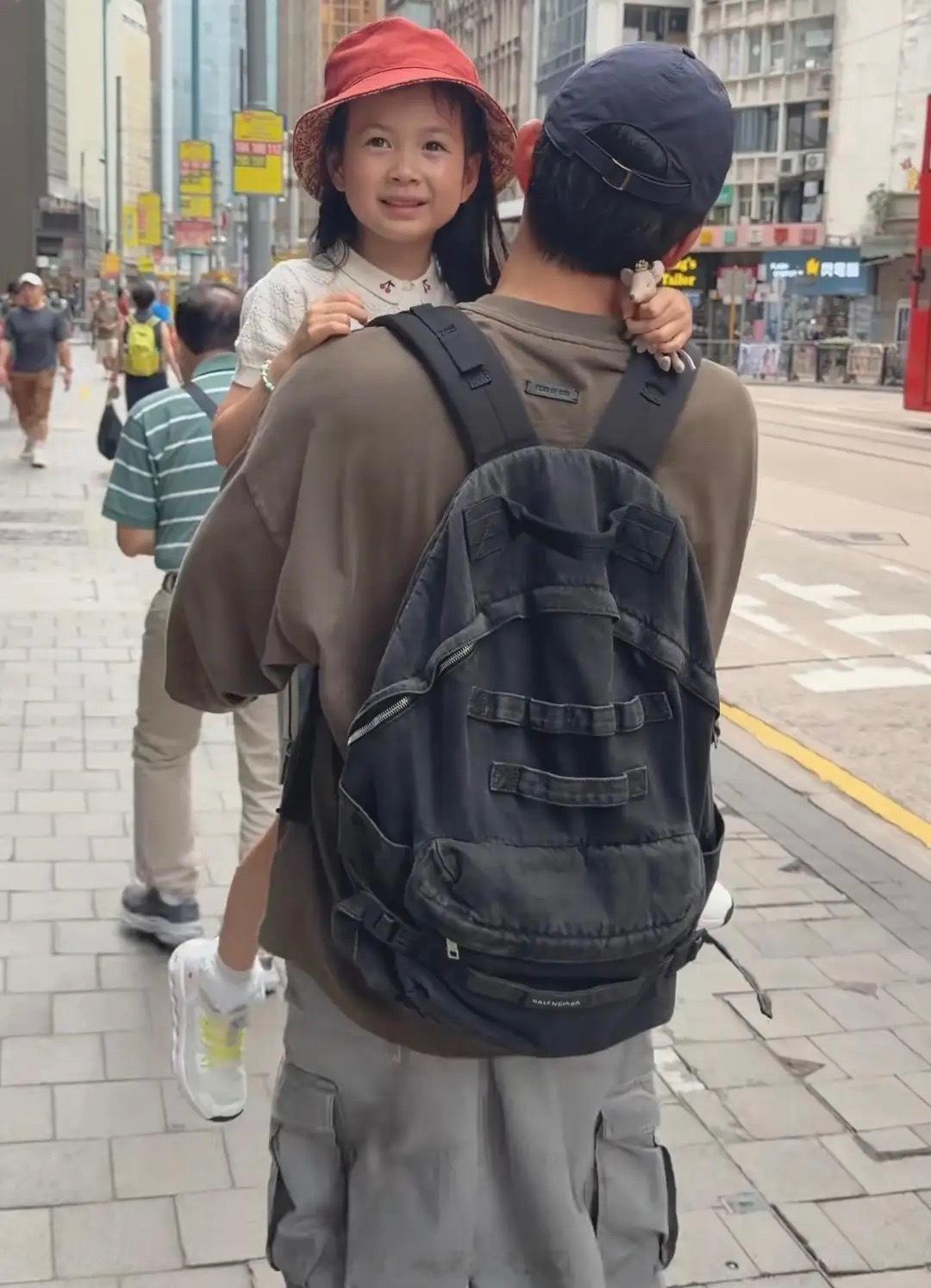 王阳陪着老婆女儿外出度假，Molly都6岁了还让爸爸抱着走路，小姑娘长得很像妈妈