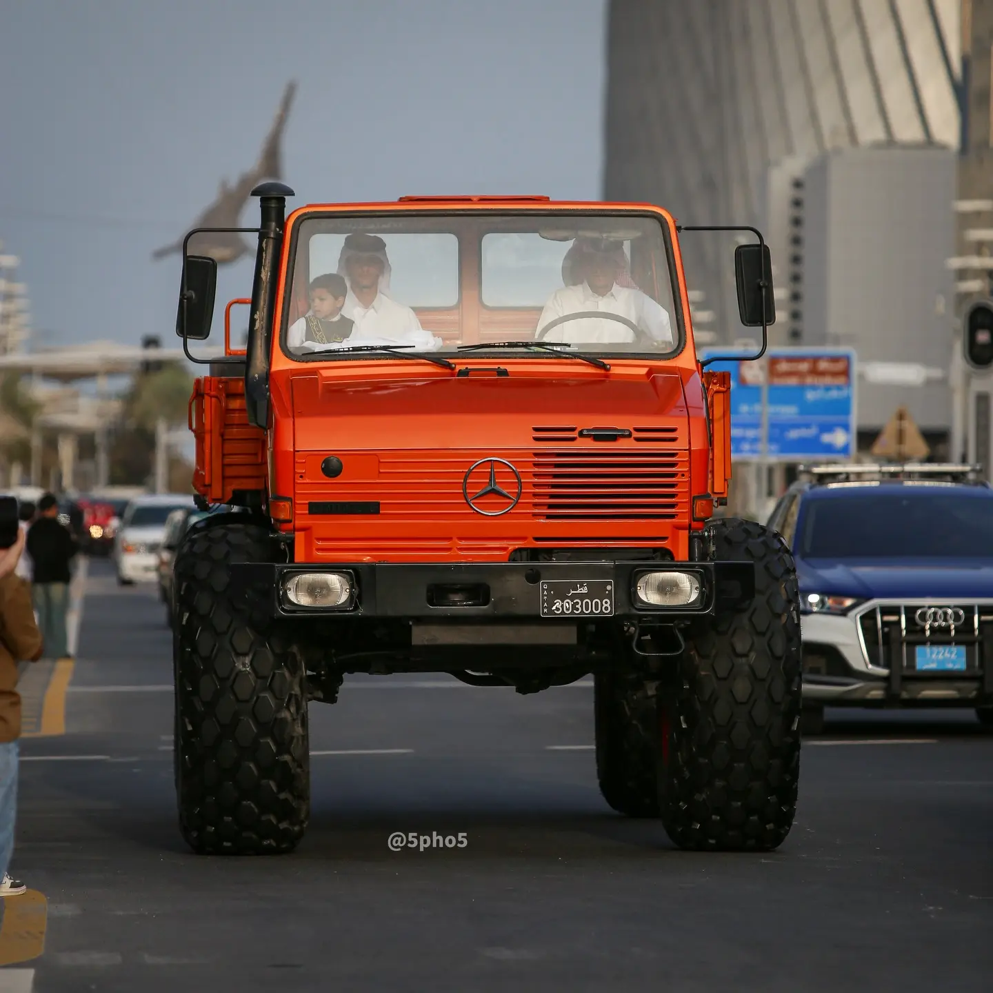 卡塔尔街头的汽车连连看。