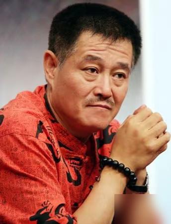 谁能想到区区一根酸黄瓜，竟能直接把赵本山的3000万真金白银给腌进土里？

闫学