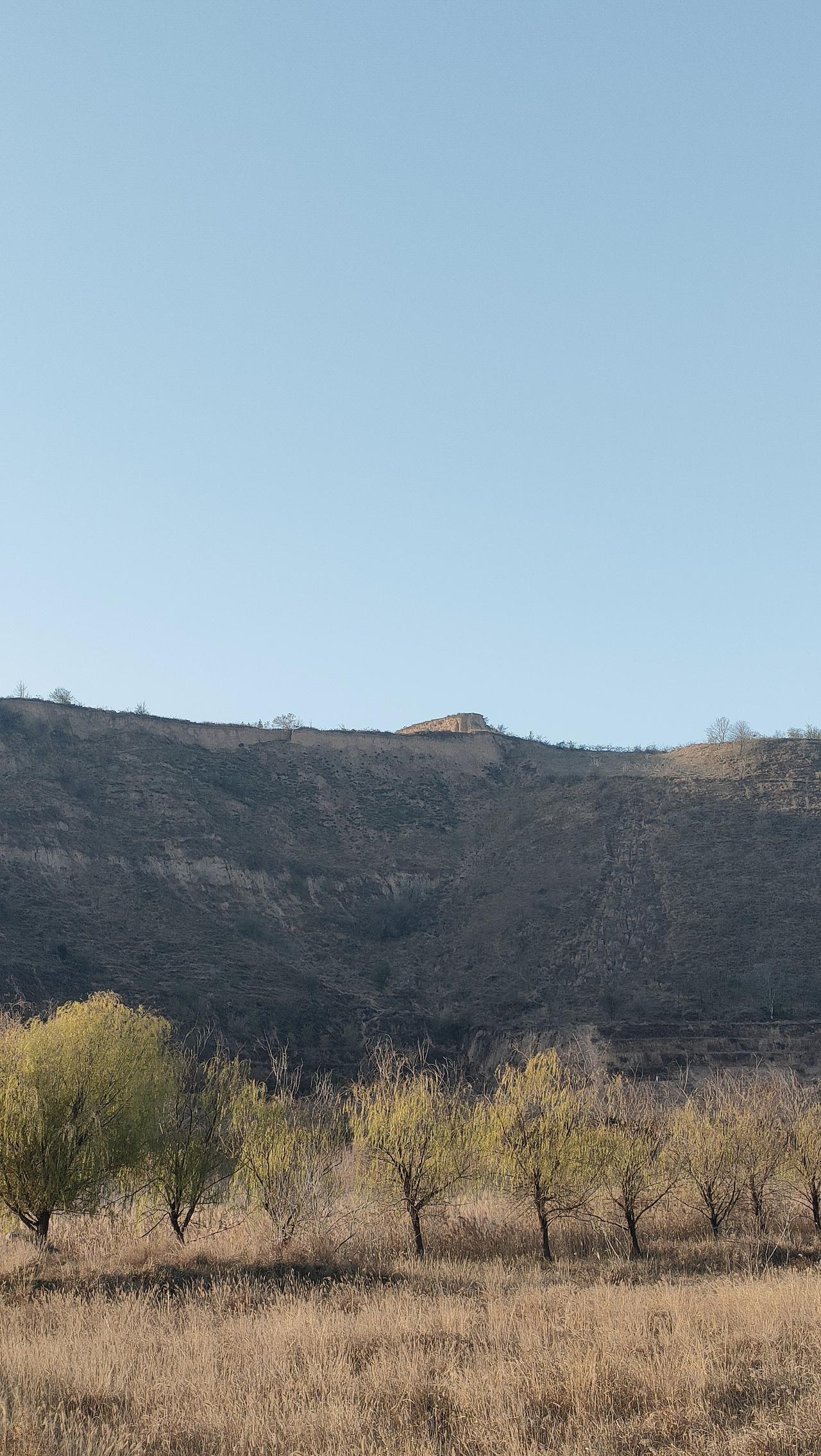 冬游黄河湿地，无意中在夕阳下发现少梁城遗址，突然想起当年在这段遗址下，寻找少梁城