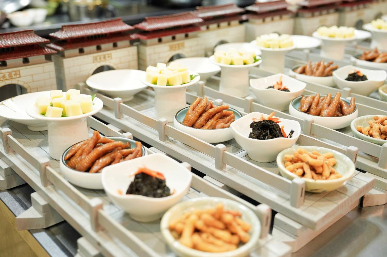 春节返乡，圈层相聚的时刻最能体现座驾的认可度。周智琛驾驶尊界S800回到泉州老家