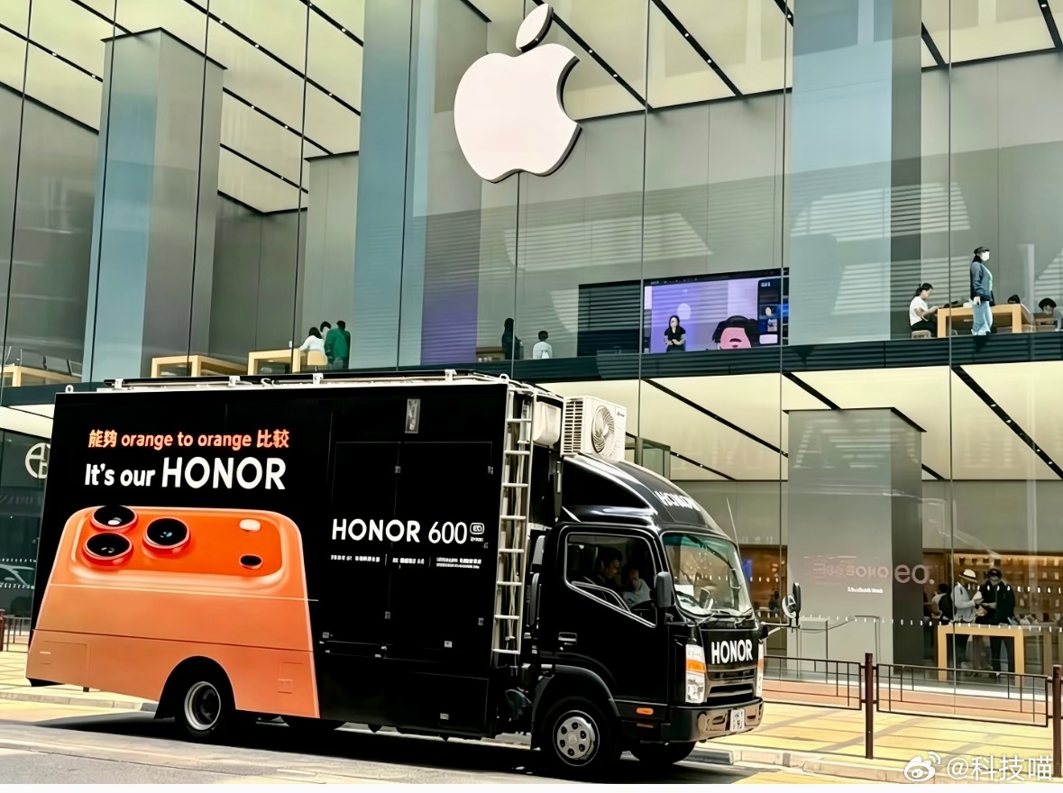 香港广东道Apple Store门前停了一辆贴了荣耀600系列海报的货车，这主意