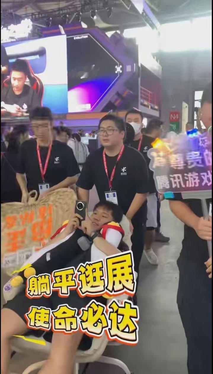 沉浸式体验CJ一条龙服务 高温天有降温喷雾和冰饮续命，台风天有雨衣兜底，情绪价值