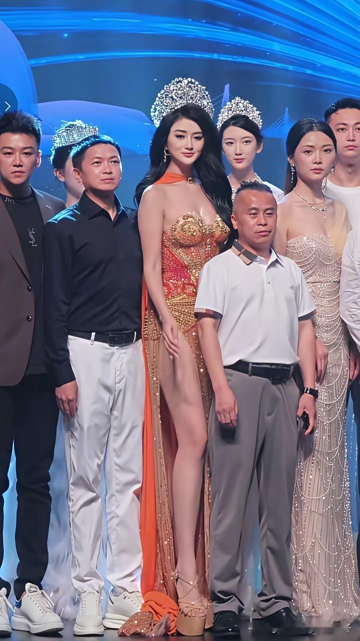 前排的这个男人是赞助商吗？