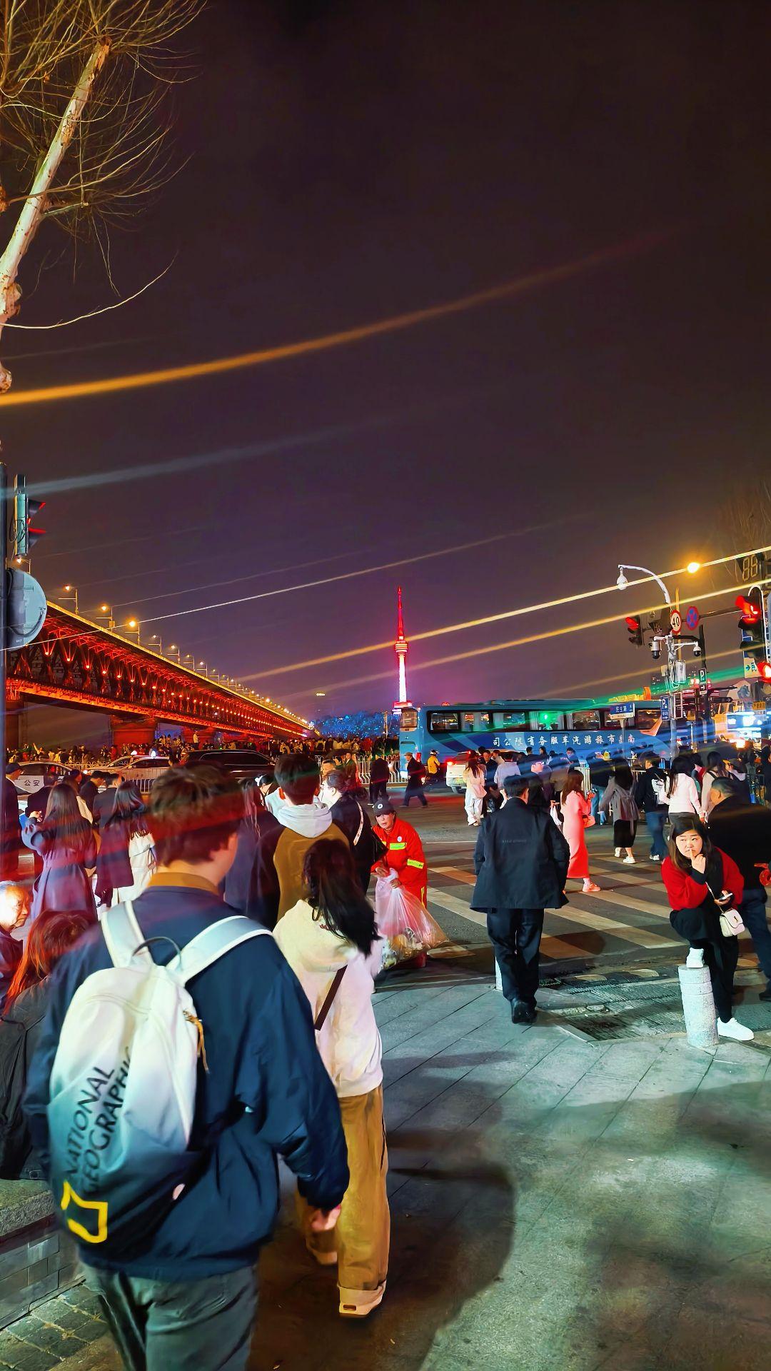 人生匆匆忙忙，岁月跌跌撞撞。 来不及细数过往，转眼已是风霜。 我们都在...