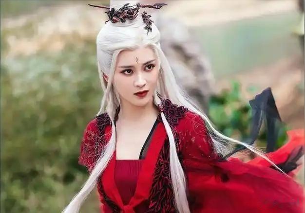 同样是“古装剧中的红衣白发”，王一菲，陈紫函，马苏，董璇，谭松韵，谁美？