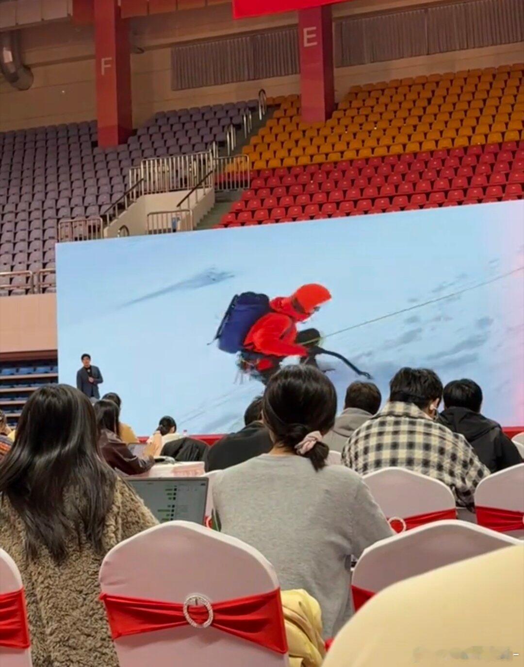 卧槽！王一博就这么水灵灵的出现中国地质大学讲座上啊啊啊啊[点赞][点赞] ​​​