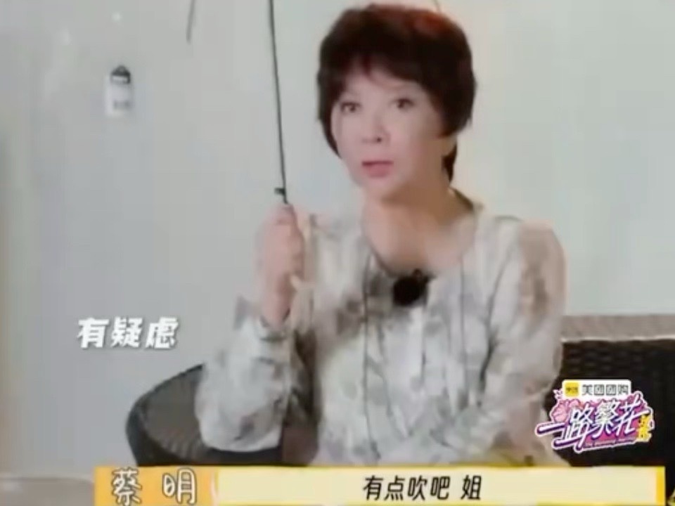 人和人还真的不一样。有些人只要打压式，有些人喜欢鼓励。刘晓庆遇到不同的人游泳的心