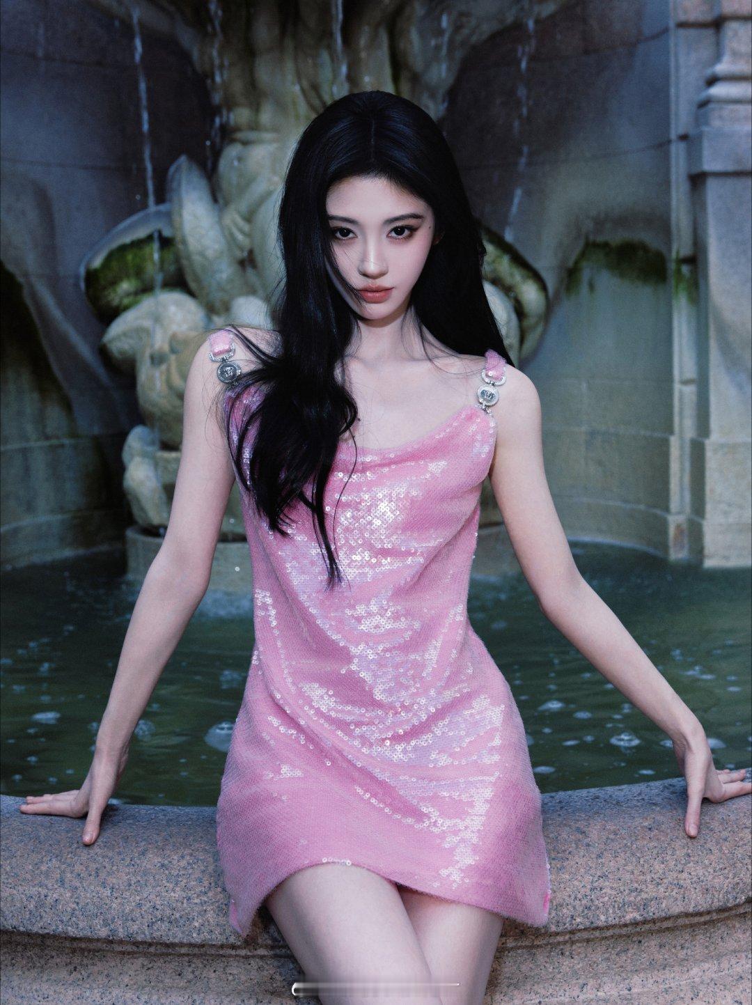 谁能拒绝鞠婧祎的米兰look？黑西装与粉裙碰撞出甜酷火花鞠婧祎米兰看秀出图鞠婧祎