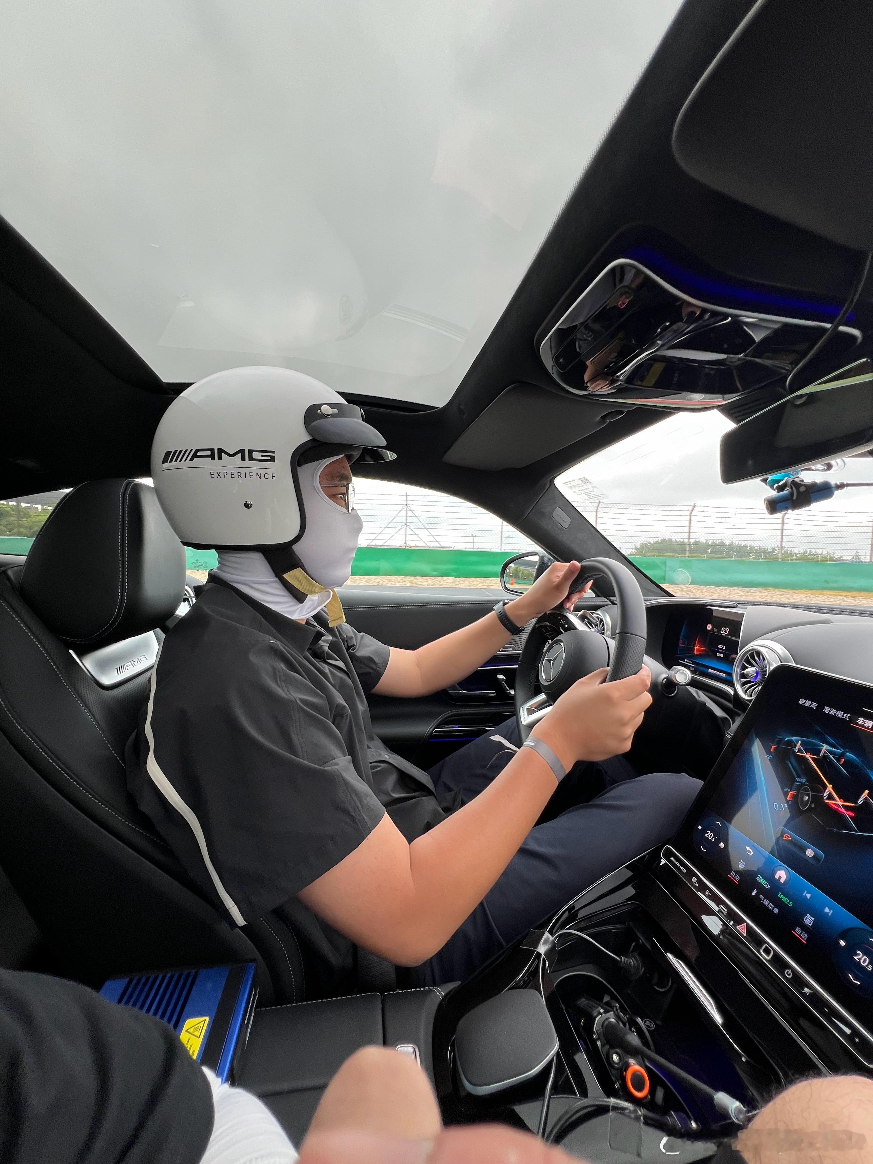 我也是好起来了，坐上高总副驾了[笑cry]上来就是混动大V8 AMG GT 63