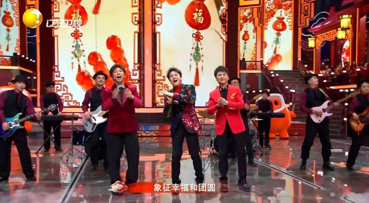 胡海泉蔡国庆弹吉他送祝福梦幻联动胡海泉与蔡国庆在辽宁春晚梦幻联动!抱着吉他弹唱《