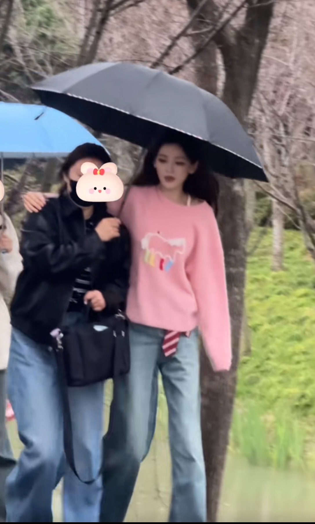 无予伦毕  💛无予伦毕 我去！老妈这个姿势好像老爸🙉 