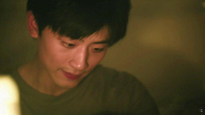 吴幸键扫毒风暴眼神戏 听妻子说“注意安全”时，他没说话，只是盯着她的发旋看了很久