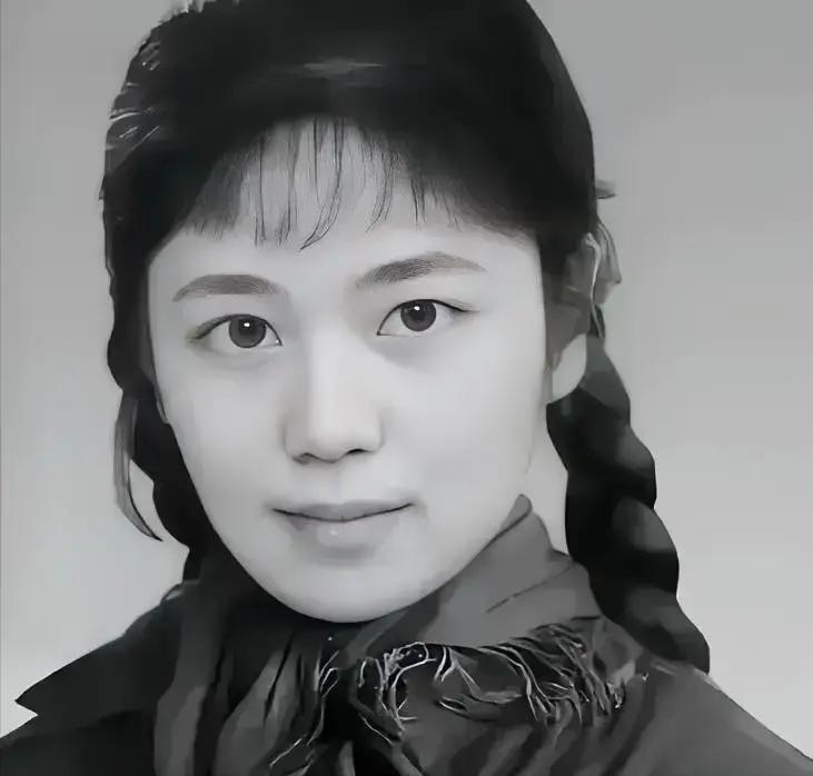 1977年，知青于文娟返城，恋人跟着列车狂奔，她抹着泪，大喊道：“别追了，我们不