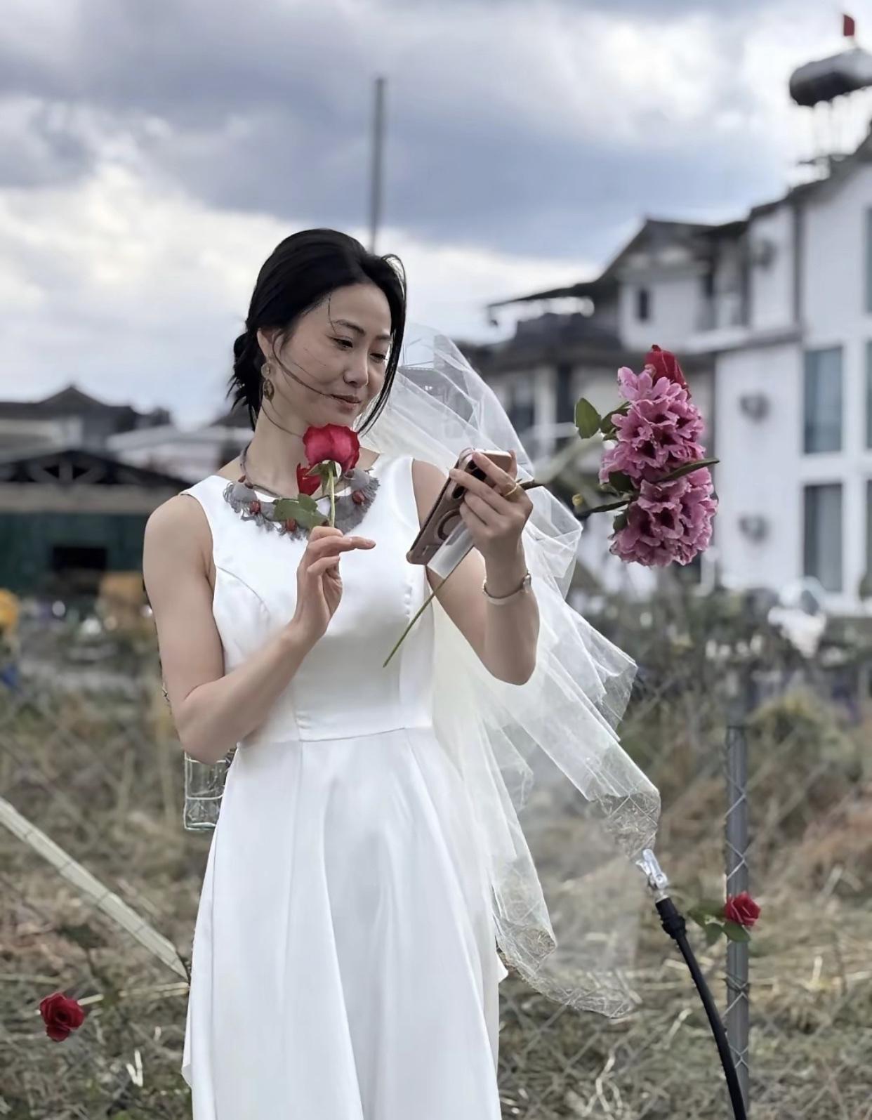 一些女子聚集在云南大理，共同参与一场“嫁给自己”的活动，只见她们穿上婚纱站在台上