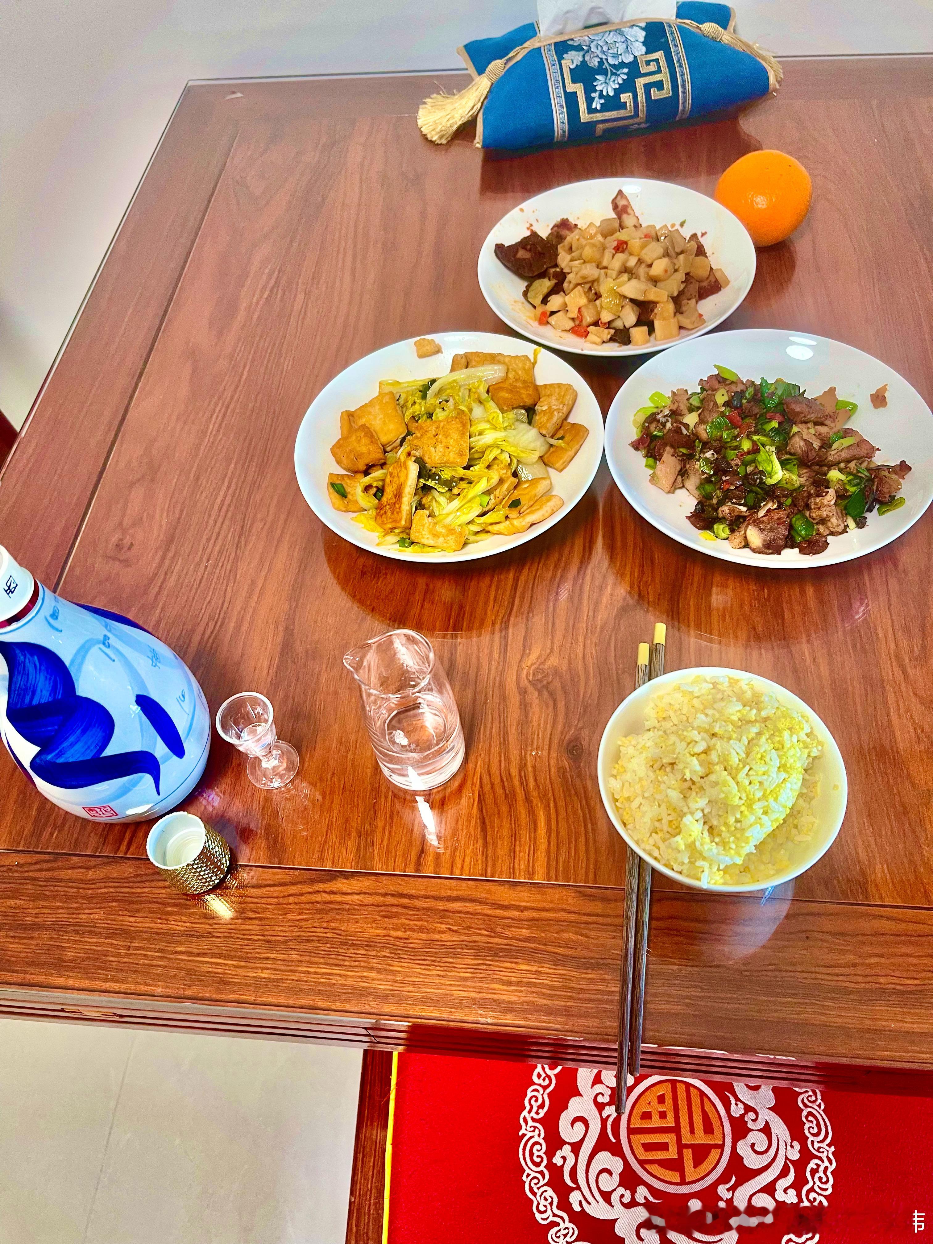 哪怕是一个人在家，也要好好吃饭、好好休息，职业股民不容易，善待自己，喝一口小酒犒