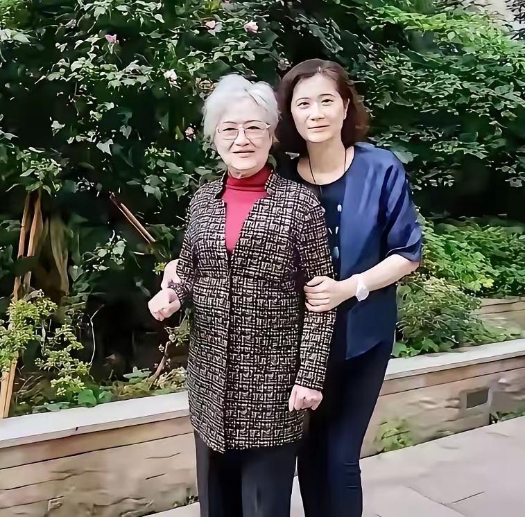 不是我吹！能认出这对母女的，怕是已经年逾古稀，妥妥的老爷爷老奶奶了。
 
当年荧