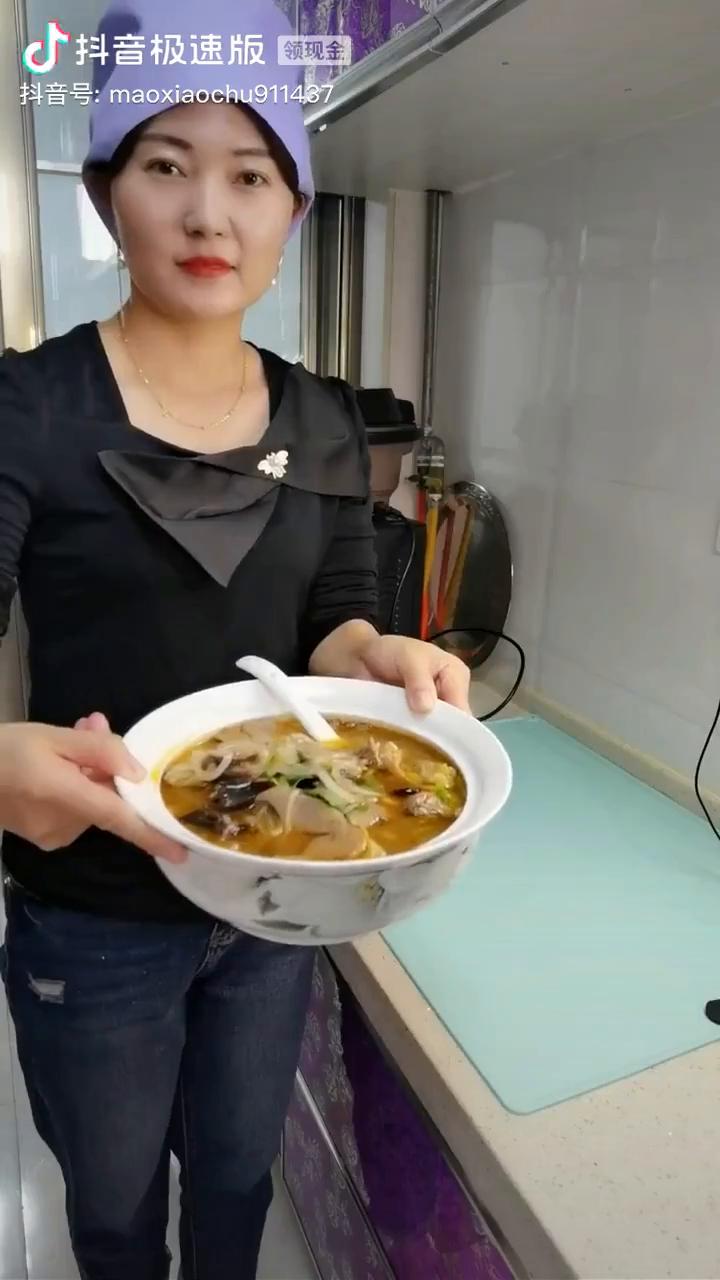 宁夏版的烩羊肉这样做的羊肉不膻不柴，而且汤鲜味美。
今天用羊后腿简简单单的做个烩