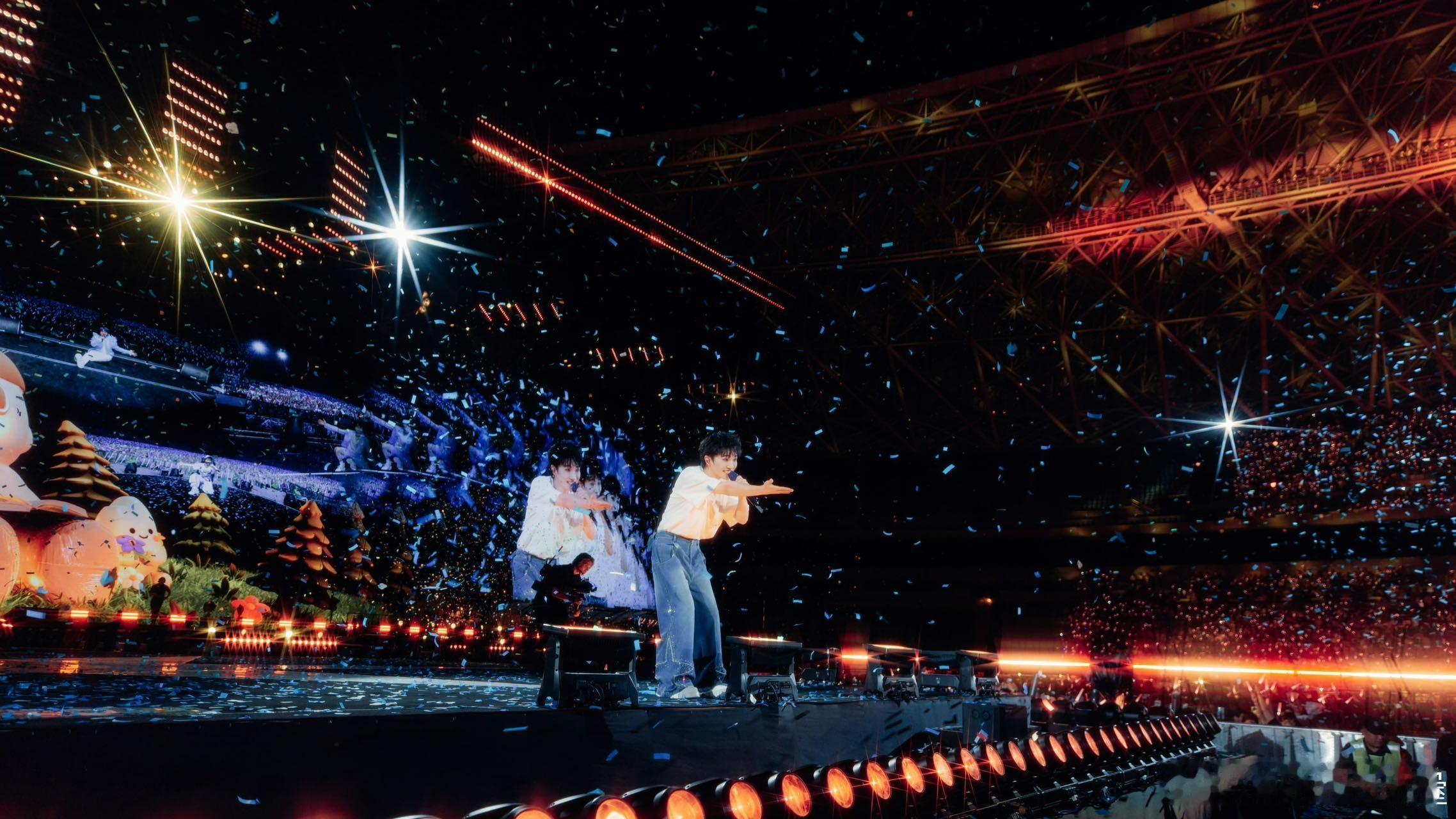 周深成都演唱会 刚刷到粉丝晒的现场图，舞台质感绝了！他每次来成都都超用心，上次写