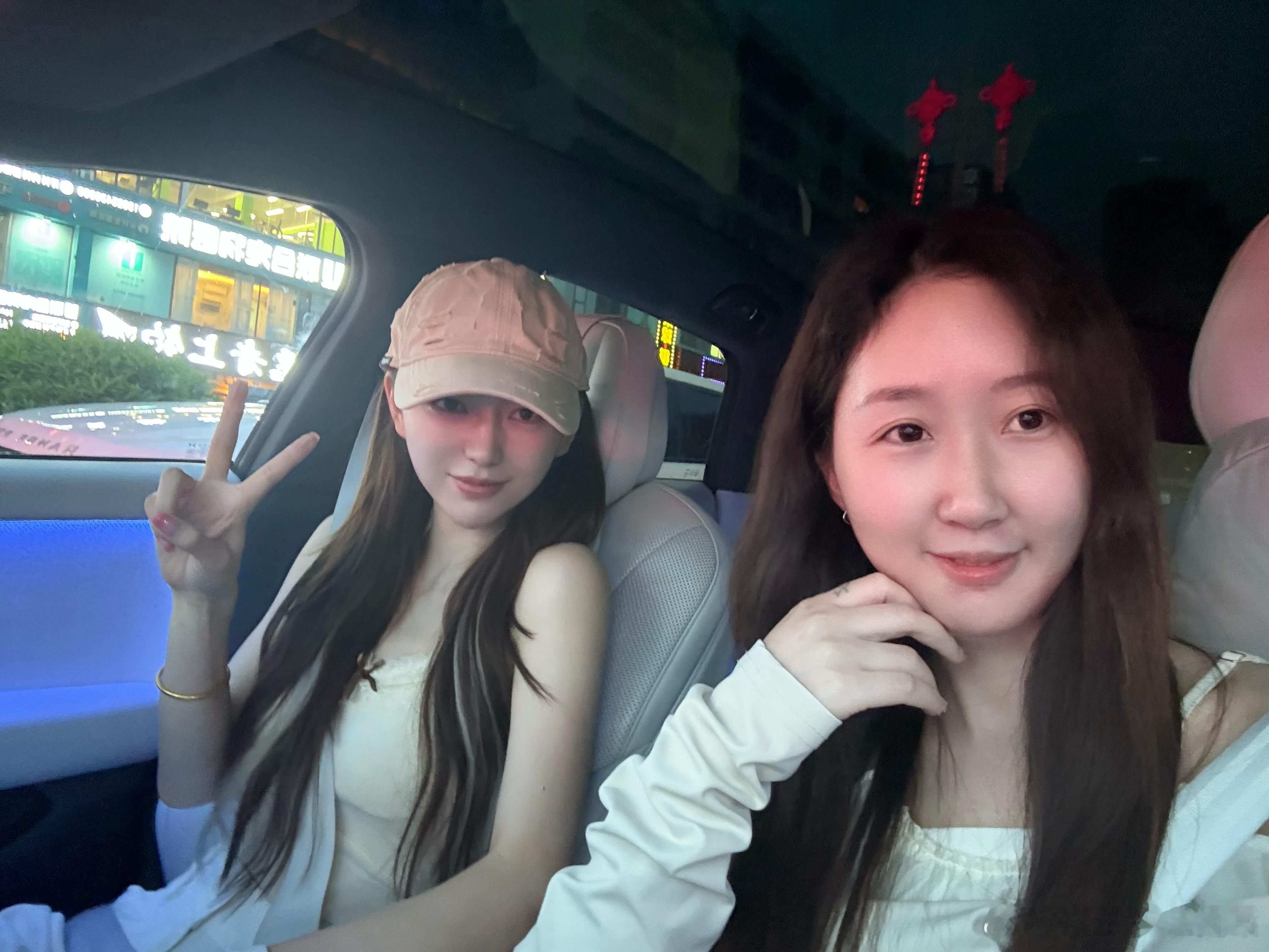 跟发小年后第一次在深圳奔现了她说这个车怎么还会自己开，还能自己停！哈哈太可爱了我