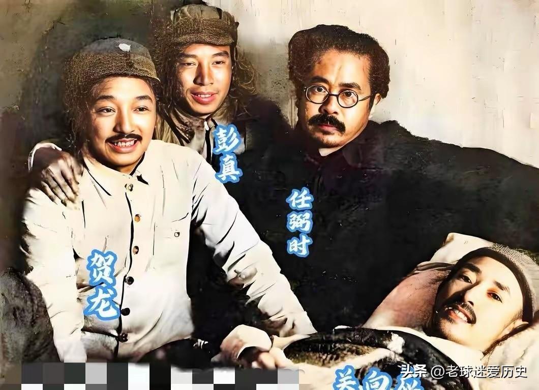 这张照片定格了抗战时期的一段动人瞬间：贺龙、任弼时、彭真围在病榻旁，探望身患重病