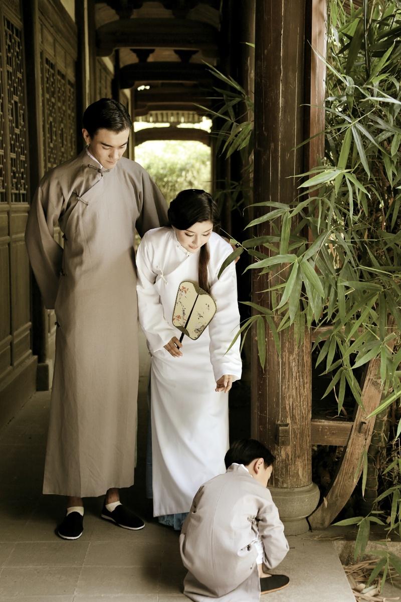 浅析相夫教子
       “相夫教子”原意为辅助丈夫、教育孩子，是古代评判妇女