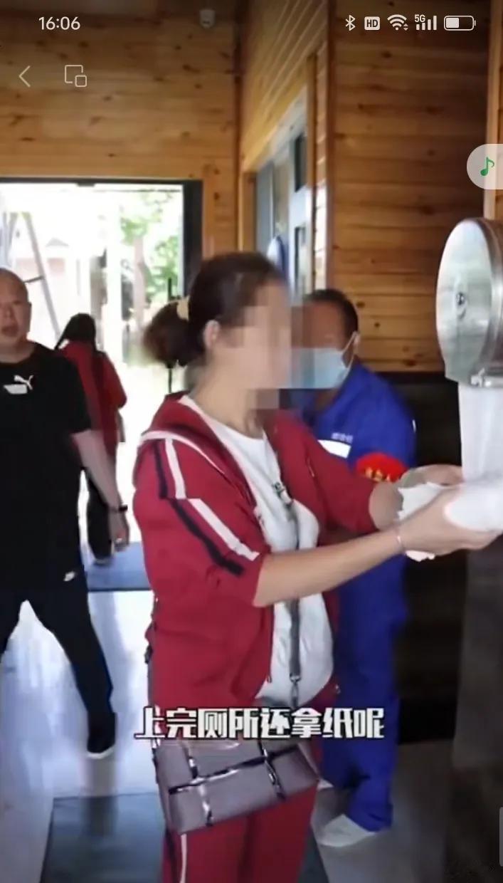 女子穷的连手纸都买不起。
女子在公厕里拿了一大卷手纸，清洁工看见了，上前阻止。一