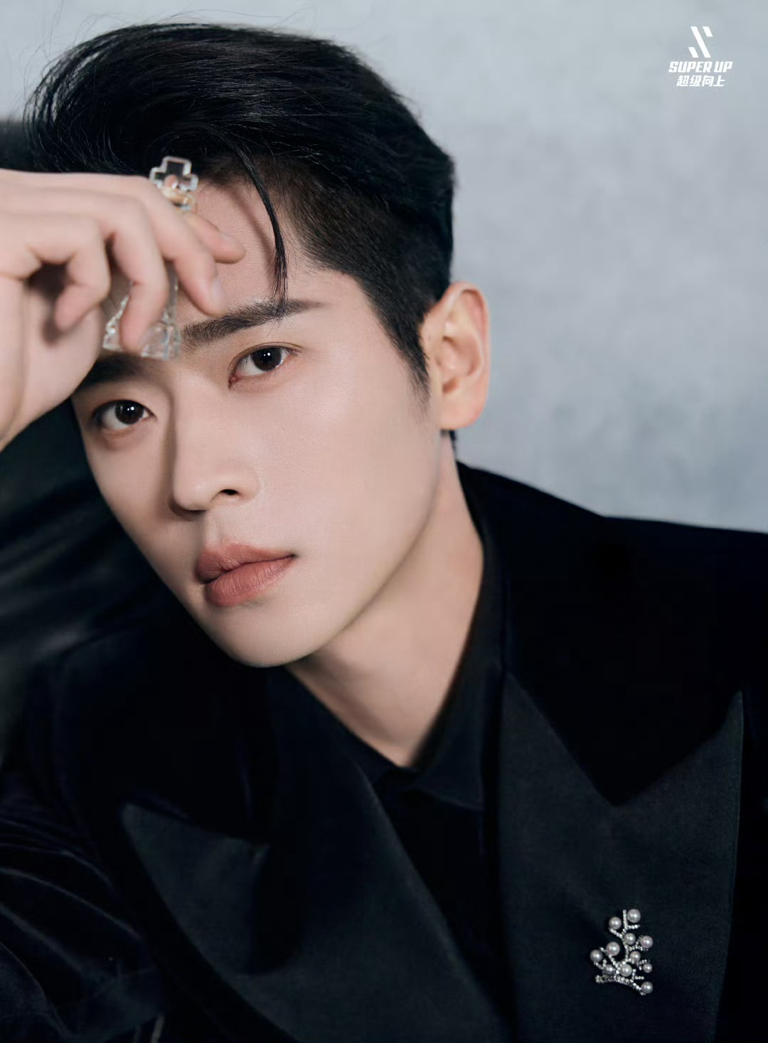 丞磊别盯了我快被帅晕了 星光大赏这套造型杀疯了！清隽眉眼配挺拔身形，抬眸自带清冷