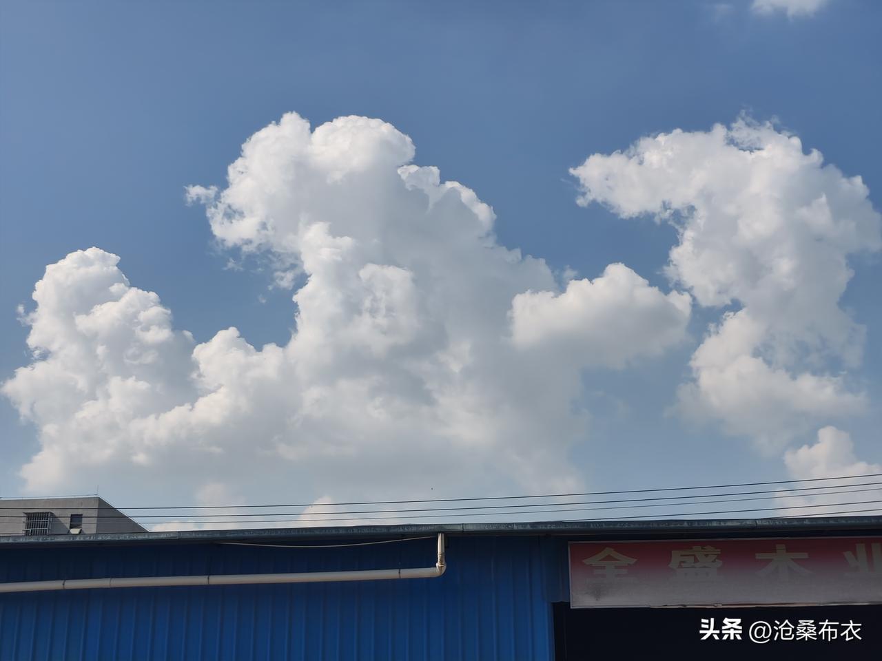 夏日生活打卡季夏天的天空有时好漂亮，这是云朵的功劳，洁白的云朵会形成美丽的形状。