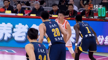 “国产超跑”跑赢“美国超跑”！
庞峥麟持球一步过掉萨姆纳！庞峥麟不但速度奇快，而