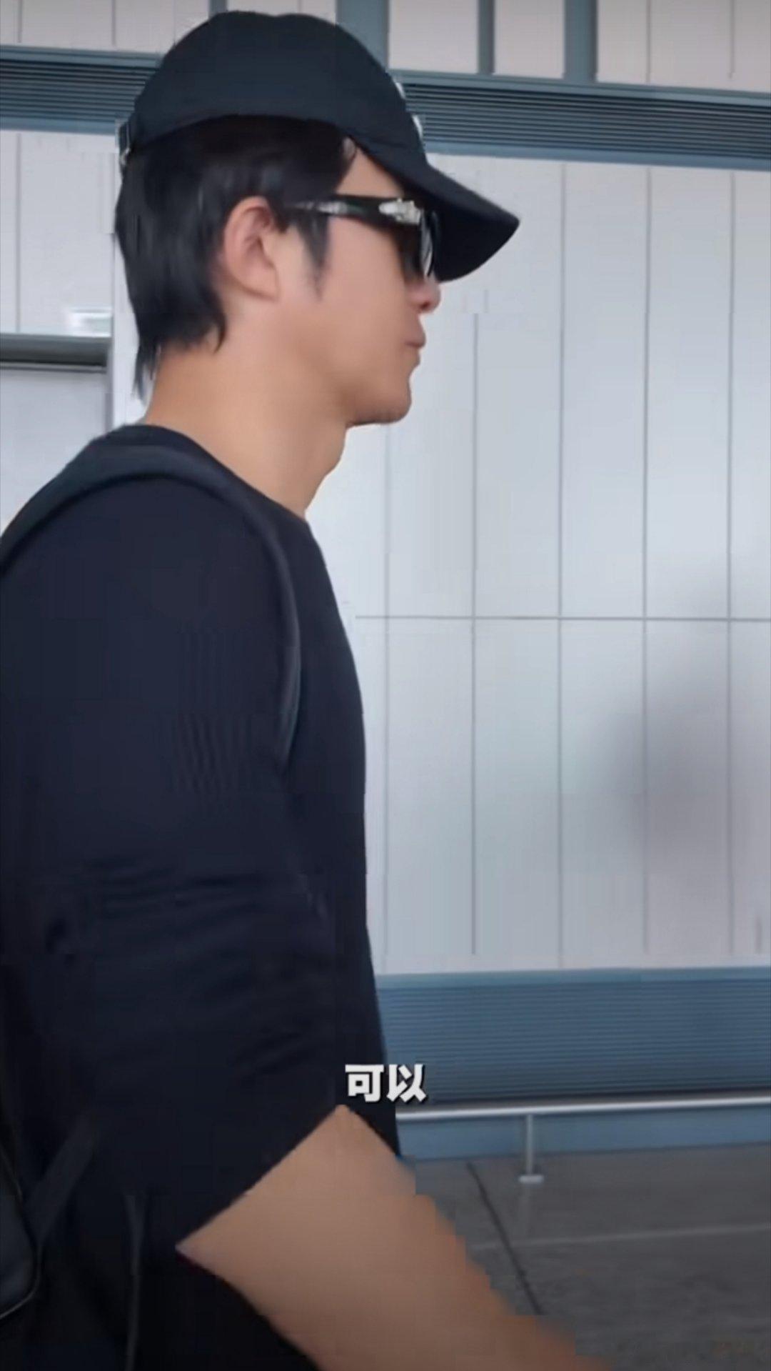 李泽锋给站姐买苹果18pm好小众的顶级饭撒送🍎手机，站姐和李泽锋也是真的双向奔