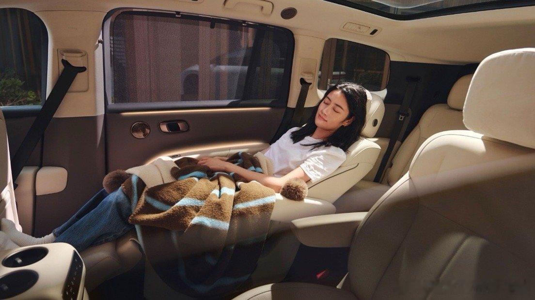 30万级纯电大六座：昊铂HL与理想i8，谁能定义家庭出行新标准？在30万级新能源