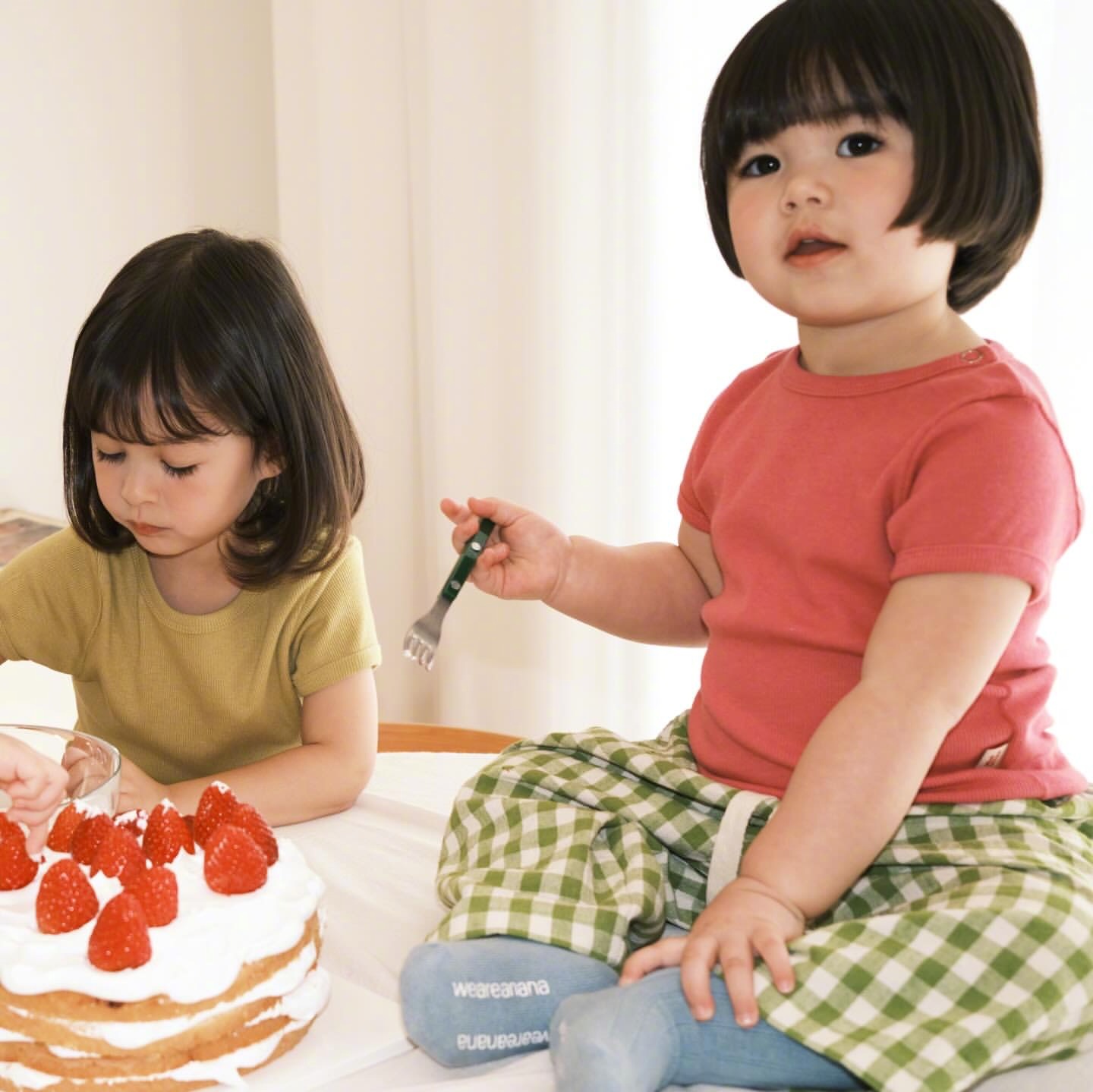 养女儿真好，可可爱爱的韩国混血小网红姐妹Aroha和Maia 小广告不断，帮妈妈