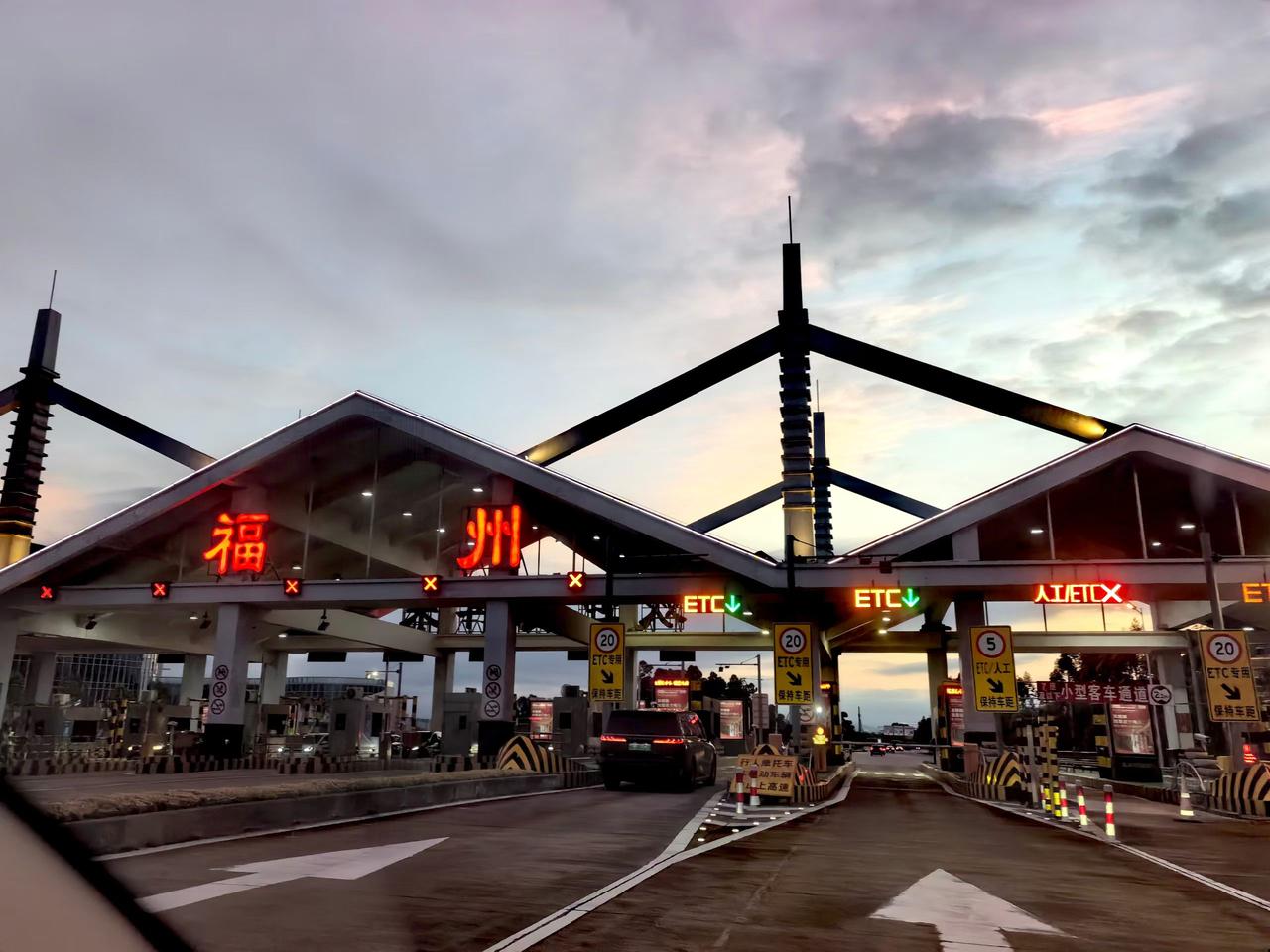 五一小长假，孙女从北京赴福州旅游度假。来到福州品尝当地特色美食，她还喜欢去看萌娃
