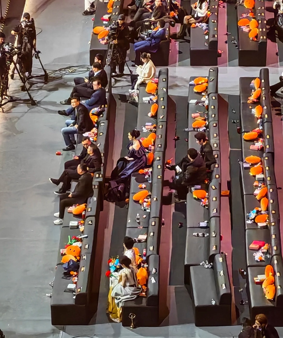 现场都在喊退票心疼现场粉丝们直到晚会结束座位都空着 