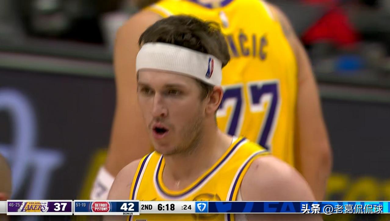 湖人超级后卫里弗斯真是配不上首发位置！在今天进行的湖人和活塞的比赛中，目前双方的