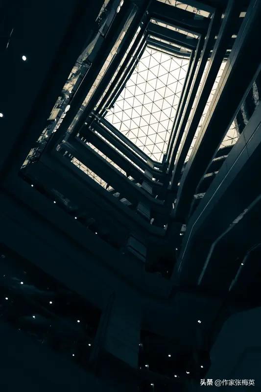 刘震云说过一句狠话：“底层拼体力，中层拼财力，上层拼权力；底层人努力，是为了活着