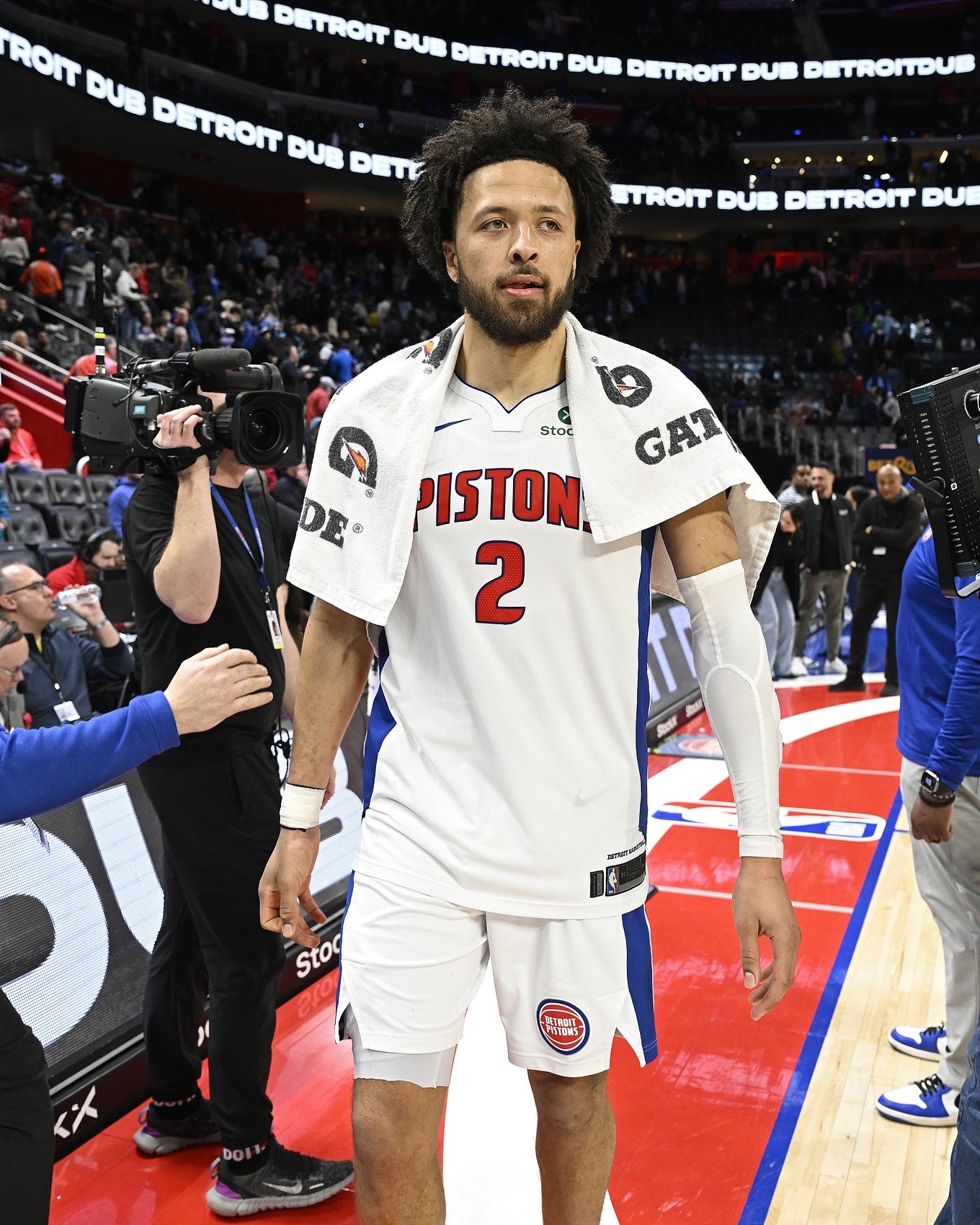 18年后再夺分区冠军！！底特律活塞127-116战胜多伦多猛龙。活塞中锋杰伦-杜