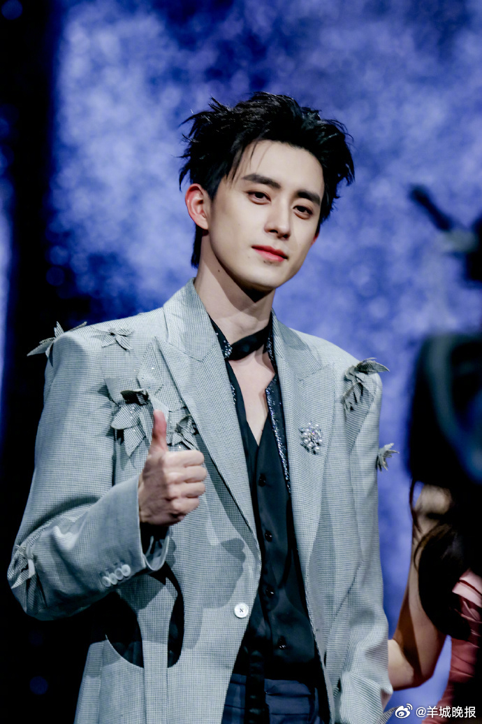 【回顾微博之夜红毯男星造型，谁是你心中的TOP 1？】2月5日，北京红毯现场，男