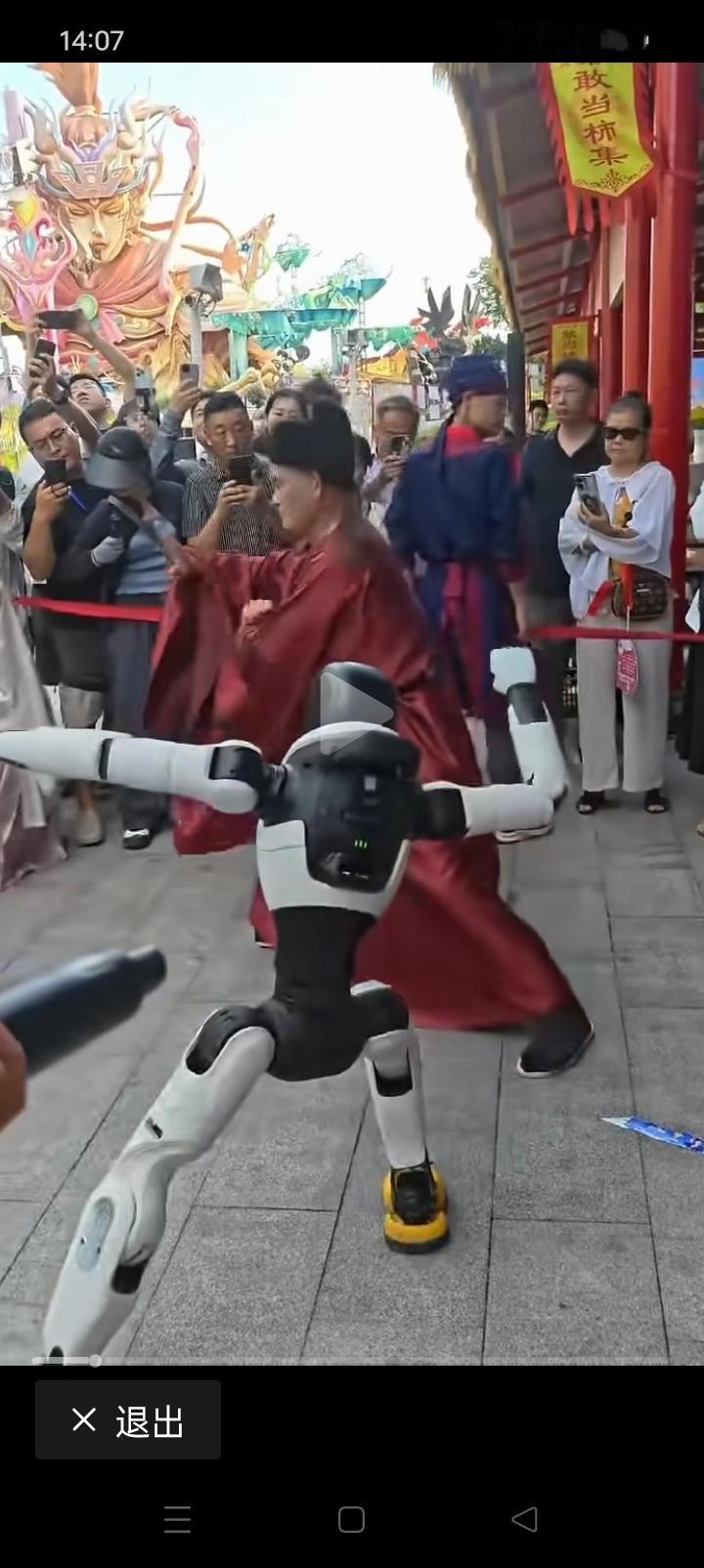 朱之文这是干嘛呢，和机器人PK太极拳？嗨你别说，他的太极拳招式还有模有样的，不服