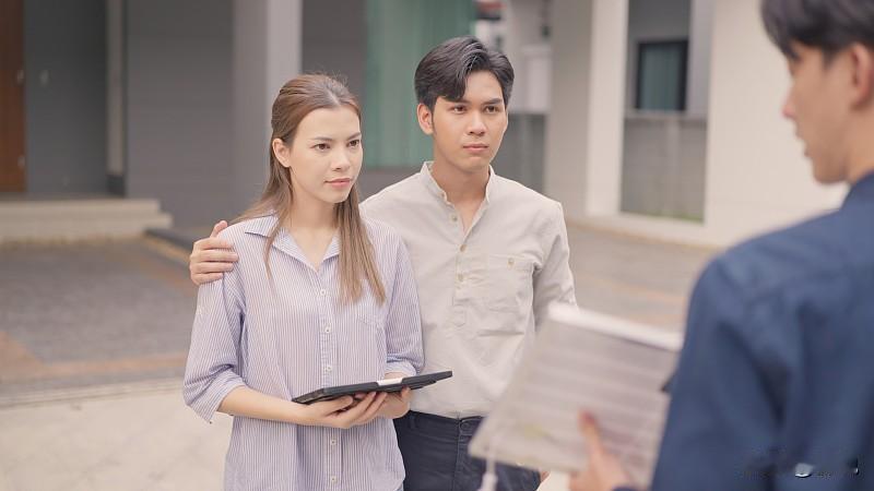 两人谈婚论嫁，女方提出领结婚证前要在房产证上加自己的名字。男方也答应加名，但坚持