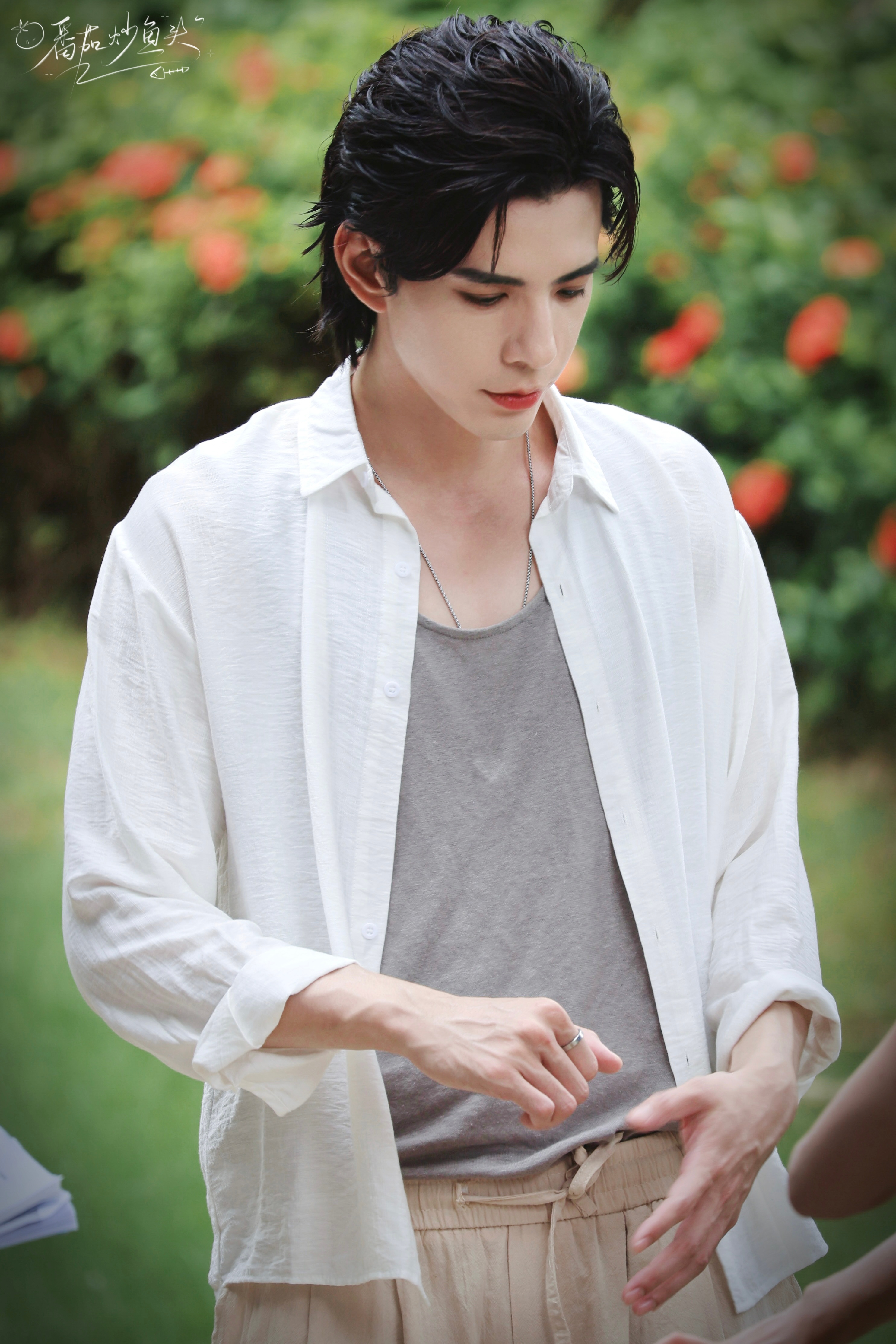 🌊掉落两张白衣少年 白衬衫和背心🎽更配哦 期待 （图源：我朋友 太会拍啦） 