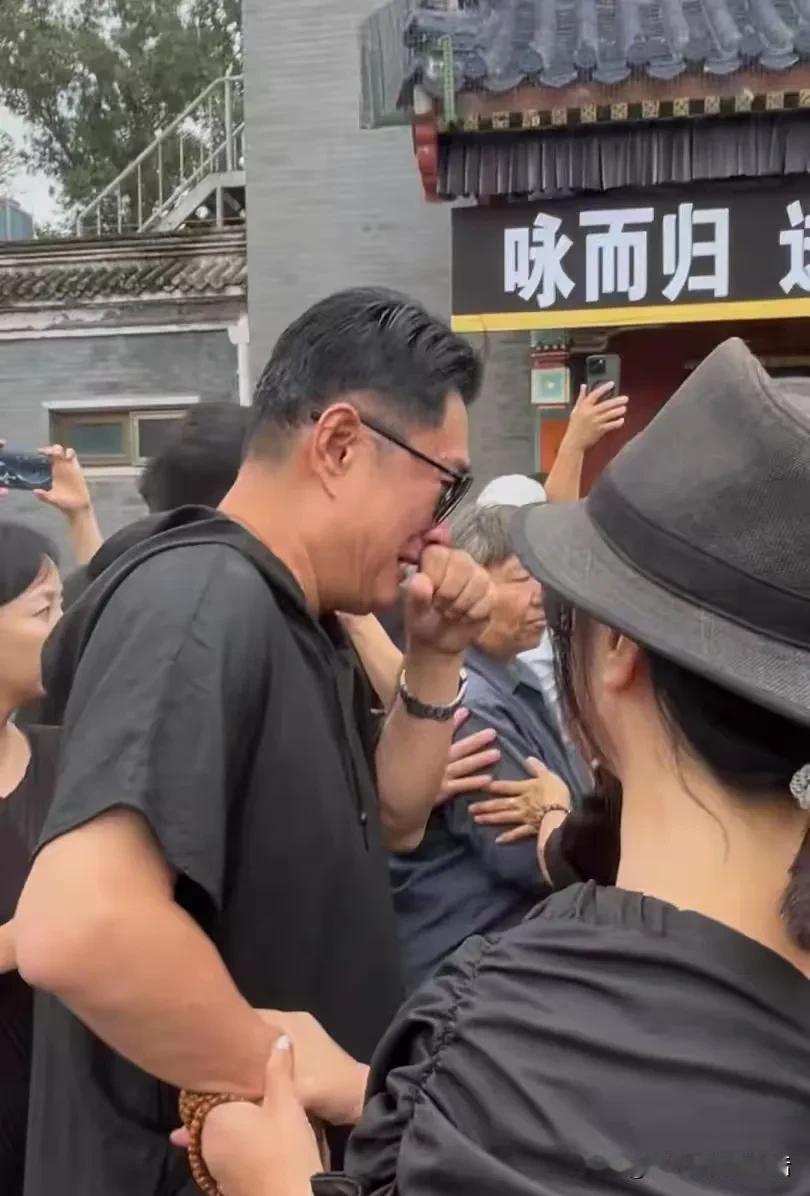 黄安在千百惠葬礼上痛哭，说祖国统一了，我会再来告诉她。
黄安的妻子也一同参加了葬