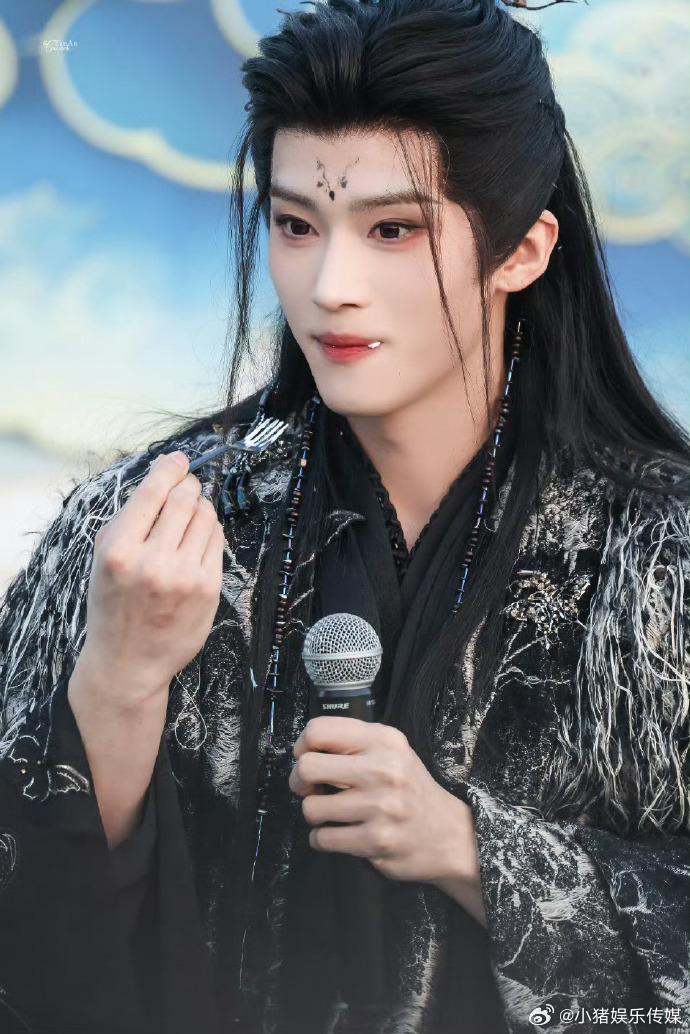 闫桉杀青《月鳞绮纪》杀青，闫桉演绎的厉劫与源无获告一段落，感谢一路的陪伴，祝大家