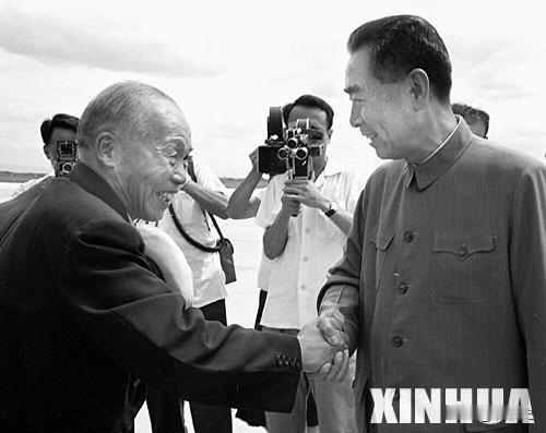 1965年，巴基斯坦卡拉奇机场的停机坪上，一辆挂着中国外交牌照的轿车静静停在舷梯